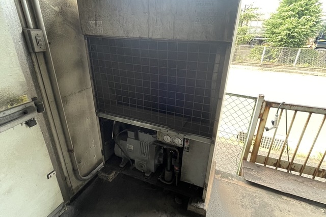 プレハブ冷蔵庫の修理の画像